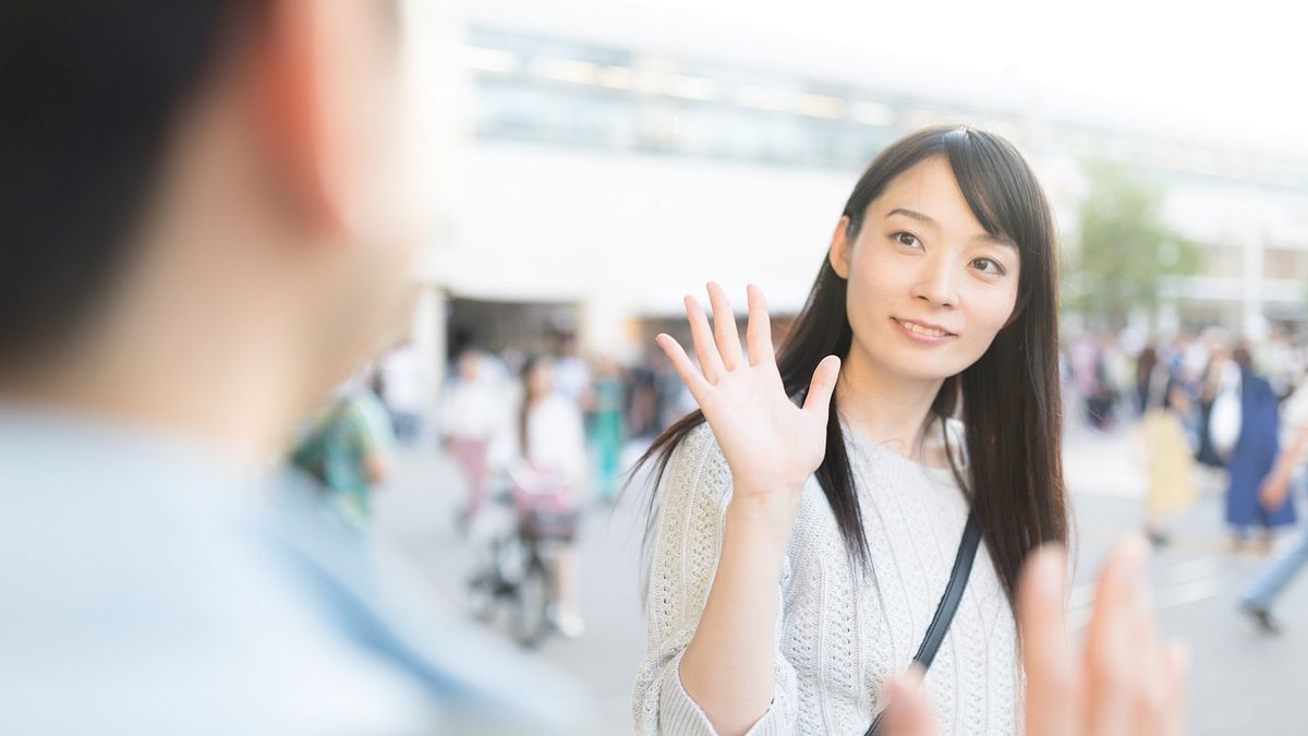 人們在第一次見面時,大約二十秒就能決定對彼此的印象,然後做出相應的應對。所以第一印象非常重要,我們在與對方眼神交會的瞬間,記得保持微笑。(示意圖/取自pakutaso) 人們在第一次見面時,大約二十秒就能決定對彼此的印象,然後做出相應的應對。所以第一印象非常重要,我們在與對方眼神交會的瞬間,記得保持微笑。(示意圖/取自pakutaso)
