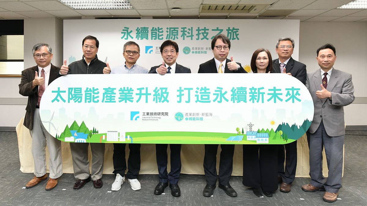工研院院長劉文雄(左四)帶領研發團隊,發表再生能源五項關鍵技術。(圖/工研院提供) 工研院院長劉文雄(左四)帶領研發團隊,發表再生能源五項關鍵技術。(圖/工研院提供)
