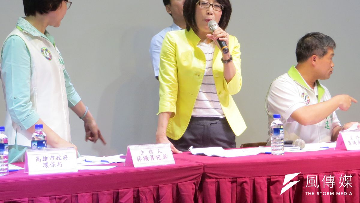 高市國民黨議會黨團對於主席議長康裕成(中)未能讓在場議員充分陳述看法,短短5分鐘就直接進入表決並否決。(楊伯祿攝) 高市國民黨議會黨團對於主席議長康裕成(中)未能讓在場議員充分陳述看法,短短5分鐘就直接進入表決並否決。(楊伯祿攝)