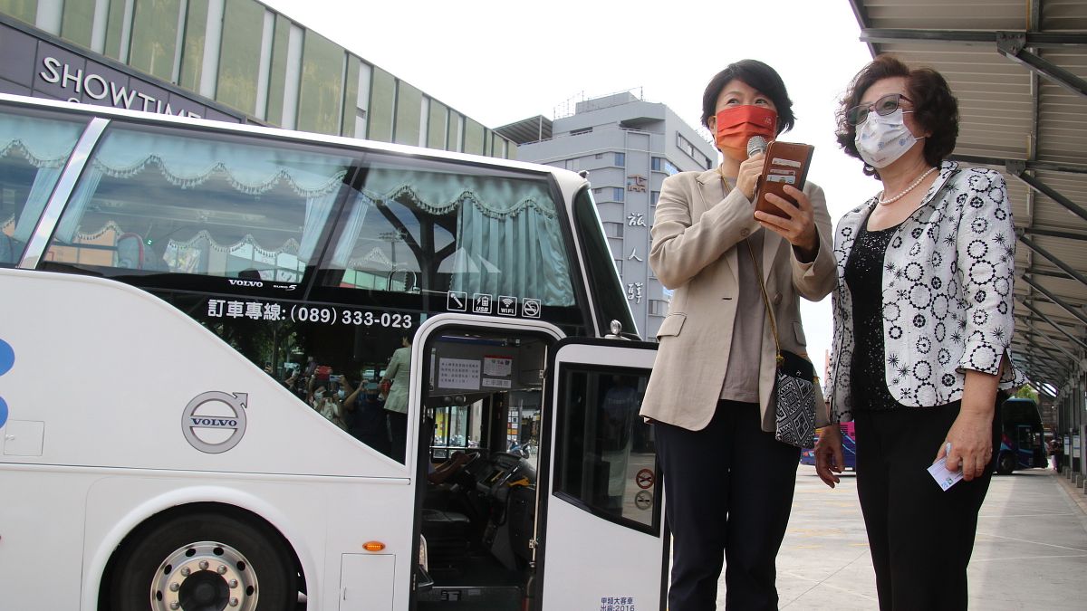 台東鼎東客運正式走入歷史,東台灣客運接手,饒慶鈴表示會持續推動偏鄉運輸,讓未來台東公共運輸越完善。(圖/台東縣政府提供) 台東鼎東客運正式走入歷史,東台灣客運接手,饒慶鈴表示會持續推動偏鄉運輸,讓未來台東公共運輸越完善。(圖/台東縣政府提供)