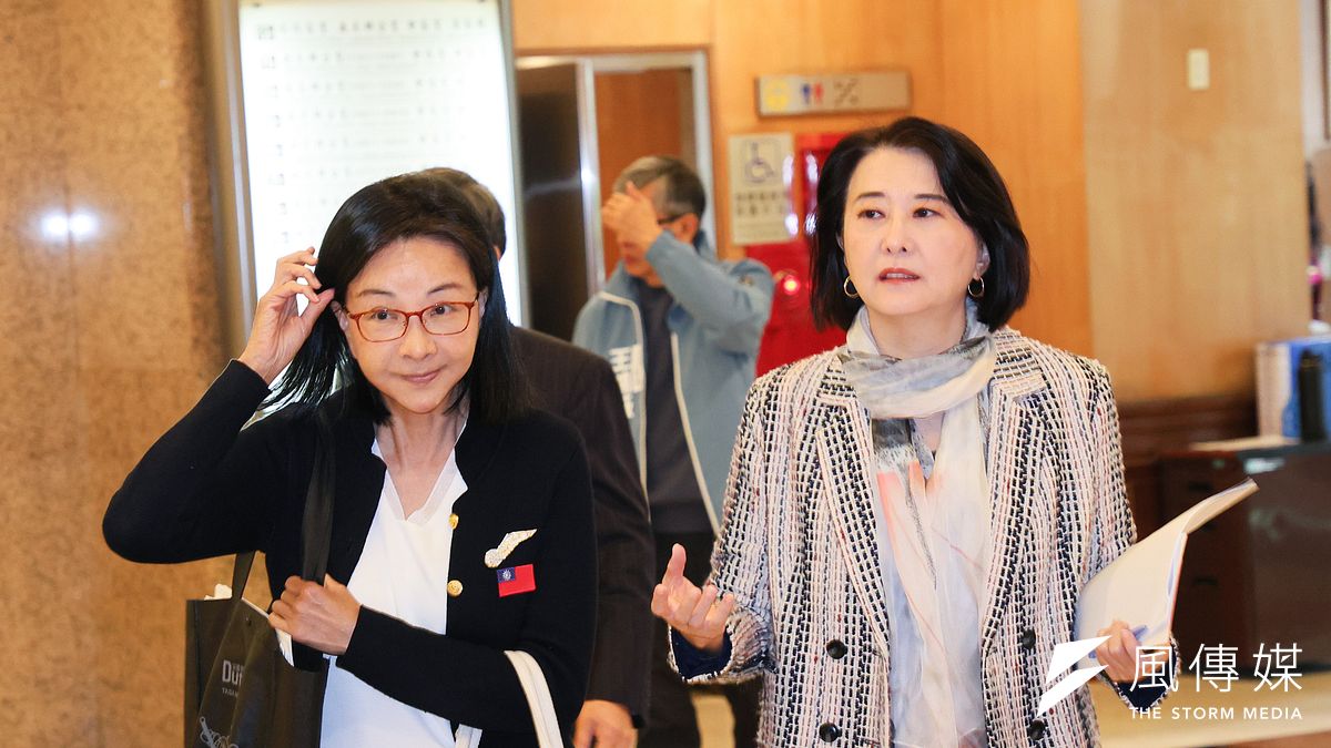 前中國小姐張淑娟(左)在國民黨立委王鴻薇(右)陪同召開記者會,控訴媒體人周玉蔻、蔡玉真烏龍爆料毀人名節。(顏麟宇攝) 前中國小姐張淑娟(左)在國民黨立委王鴻薇(右)陪同召開記者會,控訴媒體人周玉蔻、蔡玉真烏龍爆料毀人名節。(顏麟宇攝)