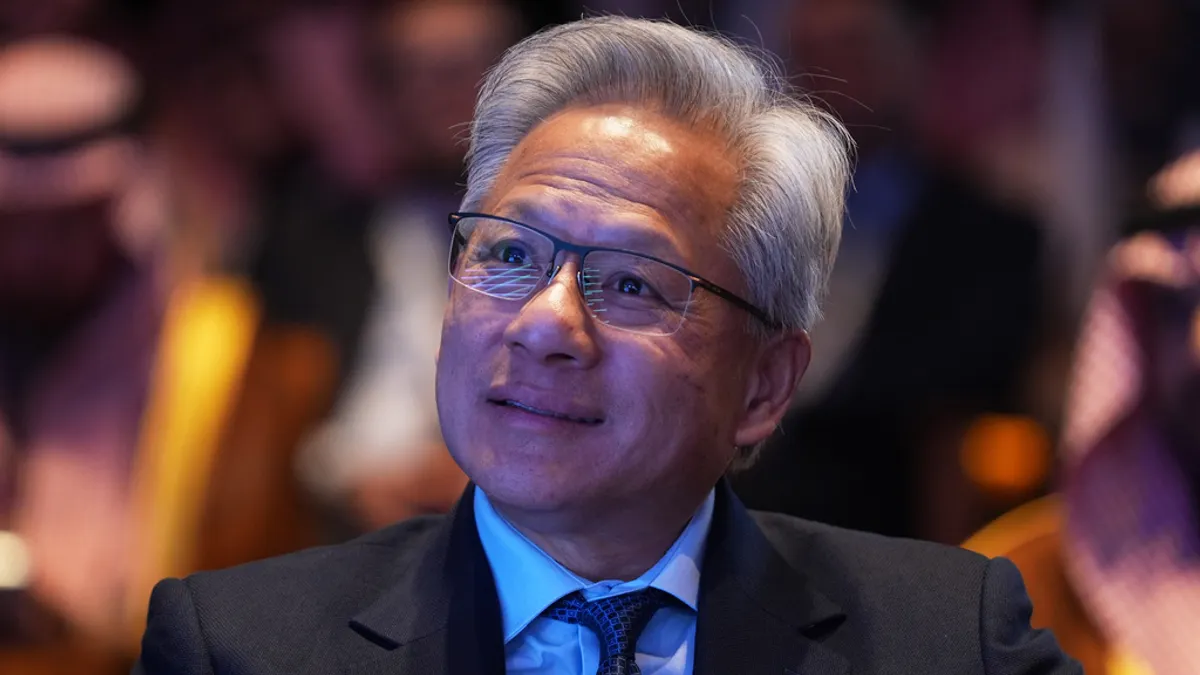 エヌビディアCEOのジェンスン・フアン氏は最近、全社集会で、自動化可能なプロセスをすべてAIに任せることを組織全体に求めた。(イメージ画像/AP Newsroom)