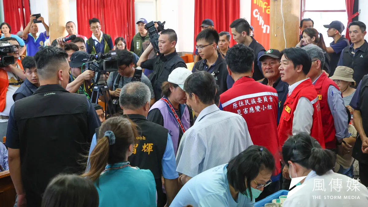 風災成了「民主破口」,照見政府的無能。圖為總統賴清德至馬太鞍教會關心災民安置情形。(顏麟宇攝)