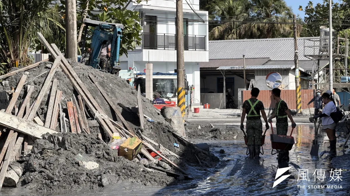 國軍與志工一同清除街道淤泥。(鍾秉哲攝)