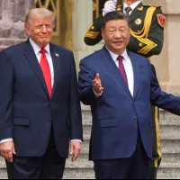 5月14日、北京の人民大会堂で開かれた歓迎式典に出席するトランプ米大統領(左)と習近平中国国家主席。(AP通信) 5月14日、北京の人民大会堂で開かれた歓迎式典に出席するトランプ米大統領(左)と習近平中国国家主席。(AP通信)