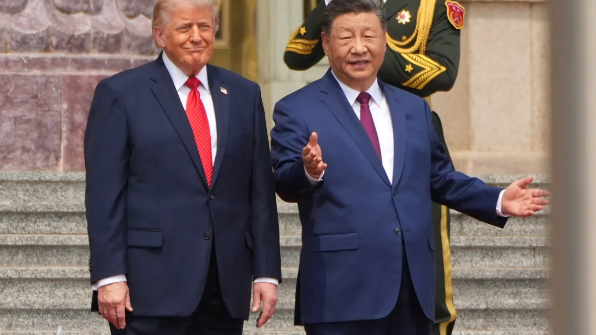 5月14日、北京の人民大会堂で開かれた歓迎式典に出席するトランプ米大統領(左)と習近平中国国家主席。(AP通信)