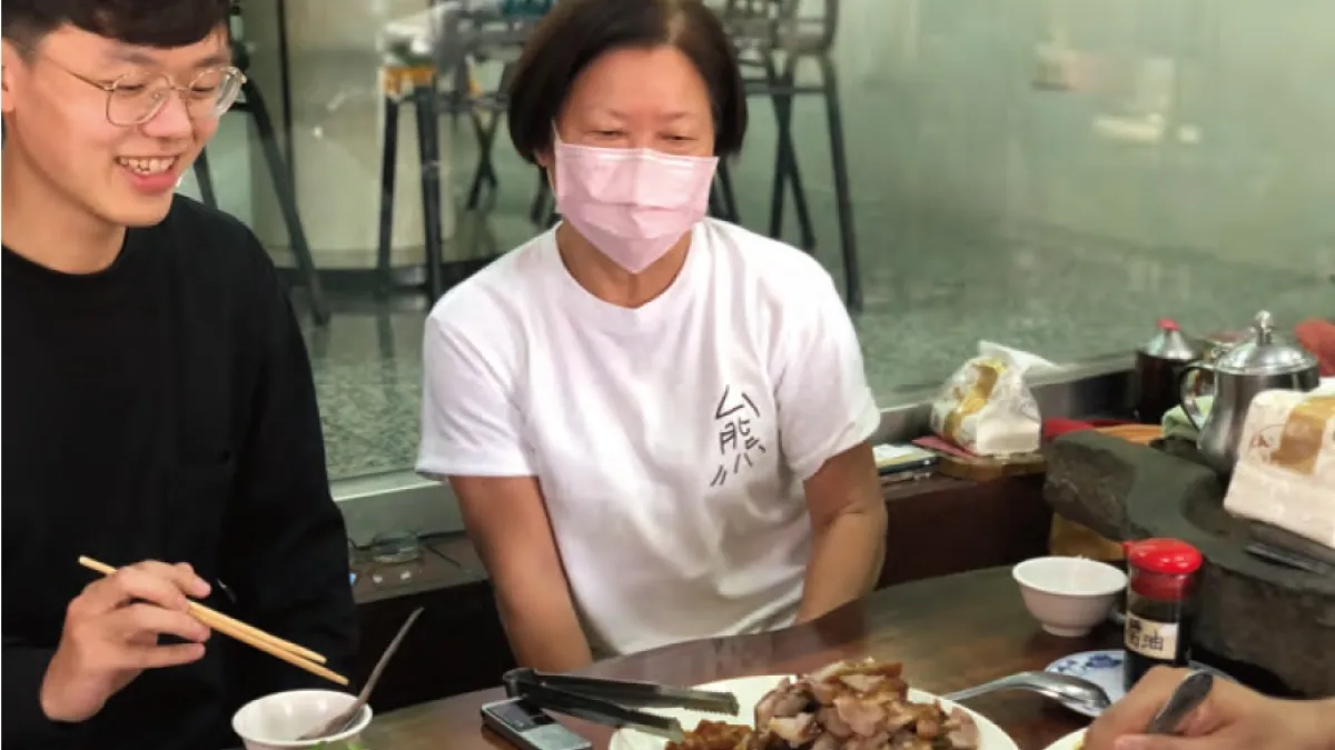屏東熊家萬巒豬腳老闆娘。(允晨文化提供)