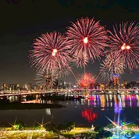 2025年の大稻埕サマーフェスティバル初日の花火ショーでは、300秒にわたる「萬紫埕紅(ばんしせいこう)」をテーマに、紫色とカラフルなグラデーション花火が交錯しながら夜空を鮮やかに彩った。 2025年の大稻埕サマーフェスティバル初日の花火ショーでは、300秒にわたる「萬紫埕紅(ばんしせいこう)」をテーマに、紫色とカラフルなグラデーション花火が交錯しながら夜空を鮮やかに彩った。