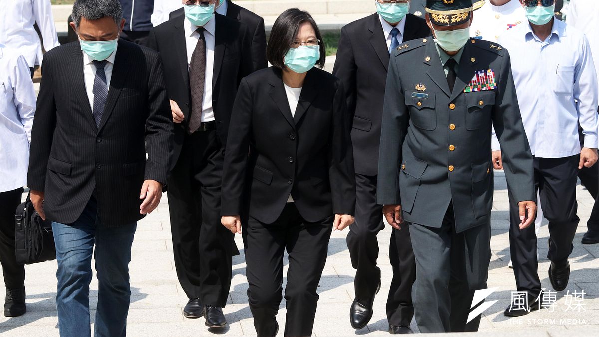 圖為823砲戰62周年,總統蔡英文赴前往金門國軍太武山公墓致祭。(蘇仲泓攝) 圖為823砲戰62周年,總統蔡英文赴前往金門國軍太武山公墓致祭。(蘇仲泓攝)