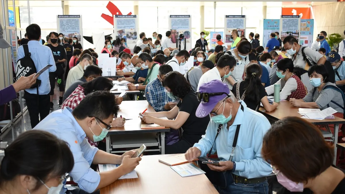 臺中市府勞工局推出三大措施鼓勵中高齡就業,其中辦理中高齡就博會就吸引民眾踴躍求職。(圖/台中市政府提供)