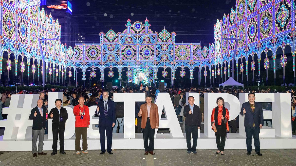 由台北市政府與全聯實業股份有限公司攜手推出的年節系列活動—「2019台北光之饗宴」,5日起於市民廣場及仁愛路4段盛大展開,供民眾免費觀賞。台北市長柯文哲到場點燈。(台北市政府提供) 由台北市政府與全聯實業股份有限公司攜手推出的年節系列活動—「2019台北光之饗宴」,5日起於市民廣場及仁愛路4段盛大展開,供民眾免費觀賞。台北市長柯文哲到場點燈。(台北市政府提供)