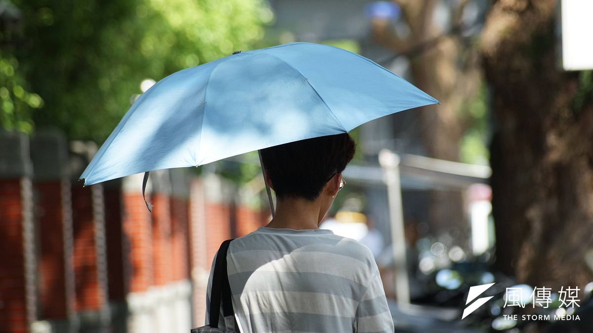 秋老虎要結束了!氣象局表示,明(5)日東北季風增強,北部及東北部高溫下降較明顯。(資料照/盧逸峰攝) 秋老虎要結束了!氣象局表示,明(5)日東北季風增強,北部及東北部高溫下降較明顯。(資料照/盧逸峰攝)