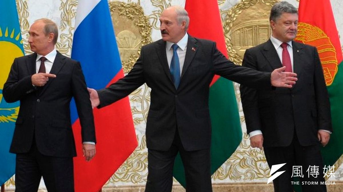 白俄羅斯總統盧卡申科(中)安排俄羅斯總統普京(左)與烏克蘭總統波羅申科會面,然而兩人貌不合、神更離。(美聯社) 白俄羅斯總統盧卡申科(中)安排俄羅斯總統普京(左)與烏克蘭總統波羅申科會面,然而兩人貌不合、神更離。(美聯社)