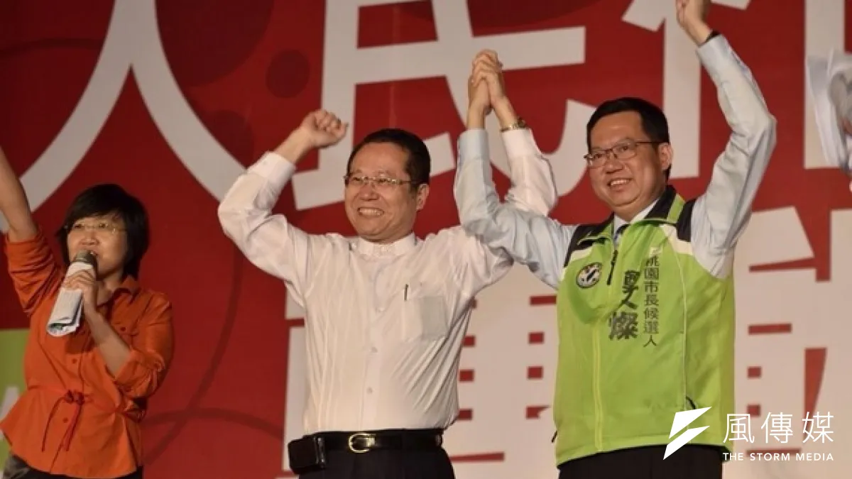 親民黨人士陳鄭權(中)12日上台力挺民進黨桃園市長參選人鄭文燦。(鄭文燦競選總部提供)