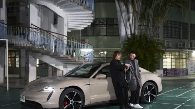 駕馭揉合保時捷純正跑車靈魂與劃時代純電動能科技的Taycan,伍佰將連同張震奔流於融會現代、時尚與歷史建築的台北都會,一起展開這場公路之旅。(台灣保時捷提供)