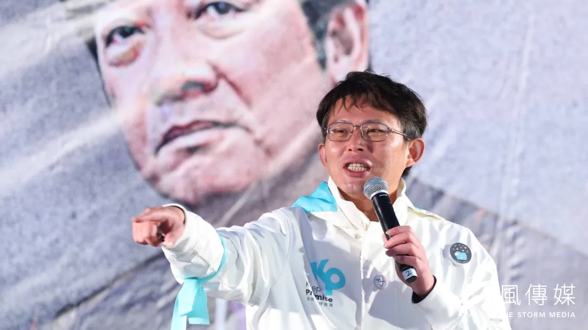 民眾黨代理主席黃國昌11日出席111遊行,並上台致詞。(顏麟宇攝)