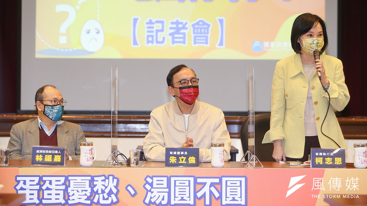 主席朱立倫(圖中)領導下的國民黨,有黨員想參與選舉被勸退,卻也有人積極推辭黨中央的舉薦,其中就包含國政基金會執行長柯志恩(圖右)。(資料照,顏麟宇攝) 主席朱立倫(圖中)領導下的國民黨,有黨員想參與選舉被勸退,卻也有人積極推辭黨中央的舉薦,其中就包含國政基金會執行長柯志恩(圖右)。(資料照,顏麟宇攝)