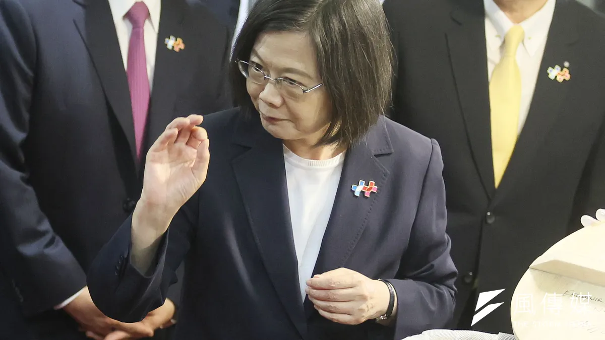 蔡英文的LSE學生紀錄檔案裡,只有兩個論文章節初稿及一個論文大綱。(資料照,柯承惠攝)