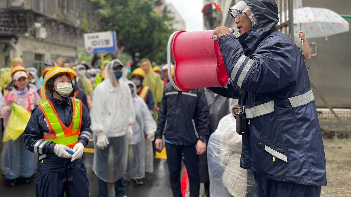 北市環保局動員上千位環保志、義工與市民,辦理「全市孳生源清除日」,呼籲民眾加強檢視住家盆栽、容器及周邊環境。(圖/臺北市政府環保局處提供) 北市環保局動員上千位環保志、義工與市民,辦理「全市孳生源清除日」,呼籲民眾加強檢視住家盆栽、容器及周邊環境。(圖/臺北市政府環保局處提供)