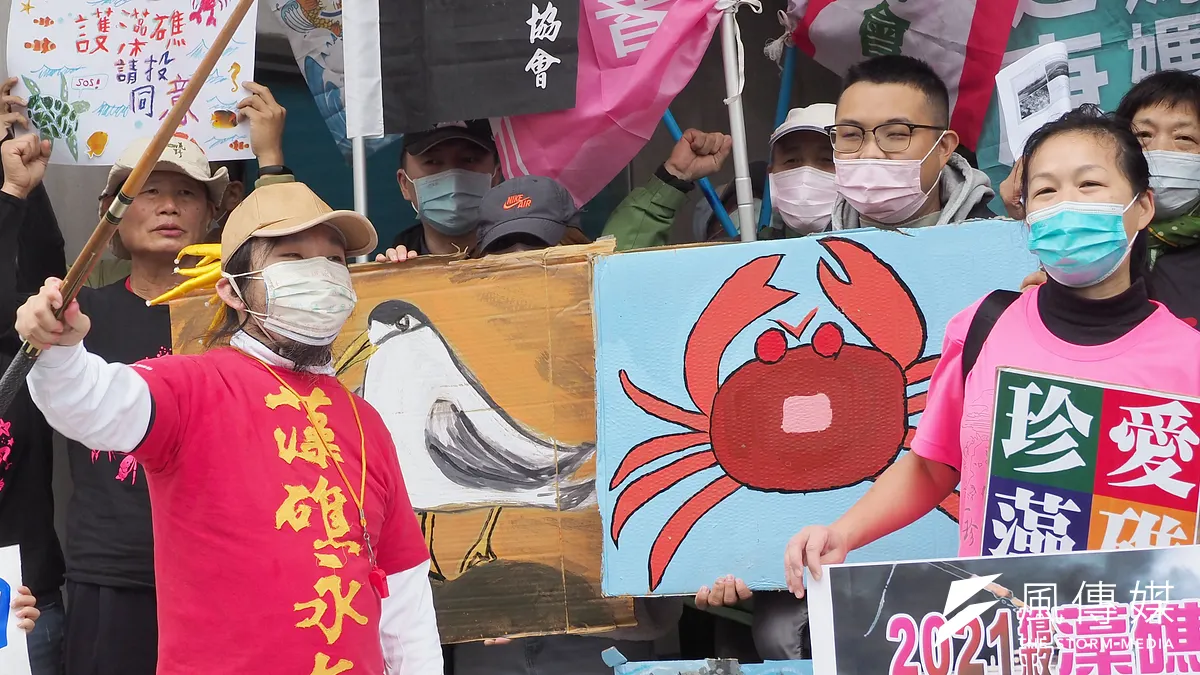 台灣健康空氣行動聯盟與藻礁公投推動聯盟等團體舉行1211遊行誓師 討公道記者會。(柯承惠攝)