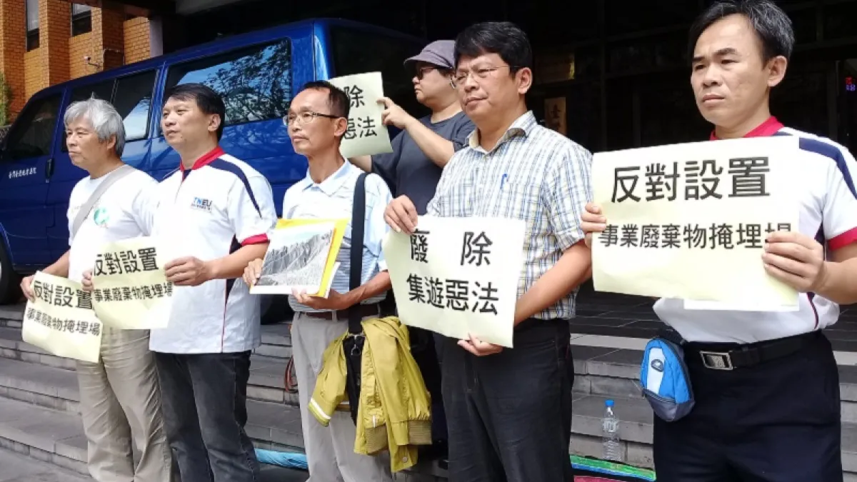 台南龍崎區牛埔里居民向蔡總統陳情,反對世界地景蓋事業廢棄物掩埋場,結果里長陳永和等2人卻收到違反集遊法的傳票。(朱淑娟提供)