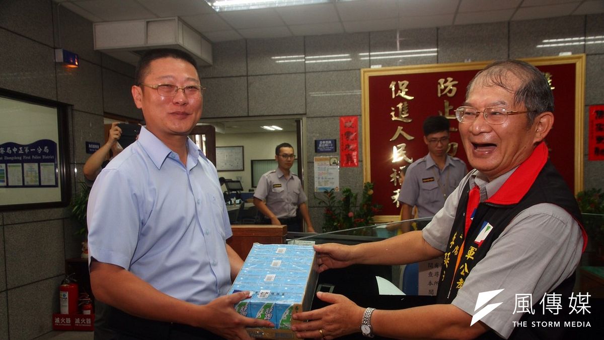 軍公教黨聯盟黨前往中正一贈送飲料,感謝警察。(曾原信攝) 軍公教黨聯盟黨前往中正一贈送飲料,感謝警察。(曾原信攝)