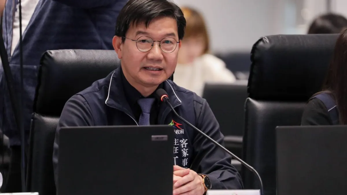 台中市市府客家事務委員會主委江俊龍在市政會議說明今年「台中東勢新丁粄節」活動內容。(圖/台中市政府)
