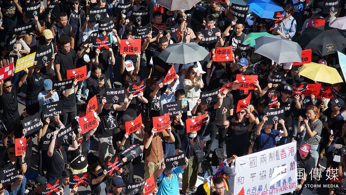 民進黨秘書長羅文嘉認為,香港「反送中」讓民進黨能少了很多力氣去闡述中國的威脅,但不能認為人民就會因此百分百支持民進黨。圖為台灣「撐香港,反送中」活動。(資料照,盧逸峰攝) 民進黨秘書長羅文嘉認為,香港「反送中」讓民進黨能少了很多力氣去闡述中國的威脅,但不能認為人民就會因此百分百支持民進黨。圖為台灣「撐香港,反送中」活動。(資料照,盧逸峰攝)