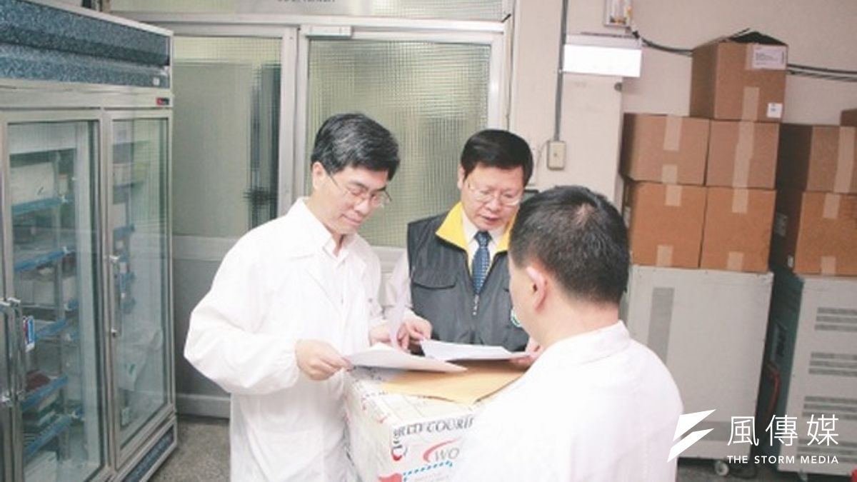 疾管署研究檢驗及疫苗研製中心主任吳和生(左)被指掛名論文,疑涉侵佔部屬研究成果,疾管署則反指此一說法不實。(資料照片,疾管署提供) 疾管署研究檢驗及疫苗研製中心主任吳和生(左)被指掛名論文,疑涉侵佔部屬研究成果,疾管署則反指此一說法不實。(資料照片,疾管署提供)