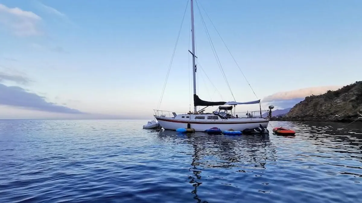 7名台灣籍人士從馬來西亞駕駛一艘帆船於8日抵達台南安平港,因未事先完成入港申報無法檢疫入境,經協調後其中5人先上岸展開居家檢疫,另2人暫時留守船上。(示意圖/Influencive) 7名台灣籍人士從馬來西亞駕駛一艘帆船於8日抵達台南安平港,因未事先完成入港申報無法檢疫入境,經協調後其中5人先上岸展開居家檢疫,另2人暫時留守船上。(示意圖/Influencive)