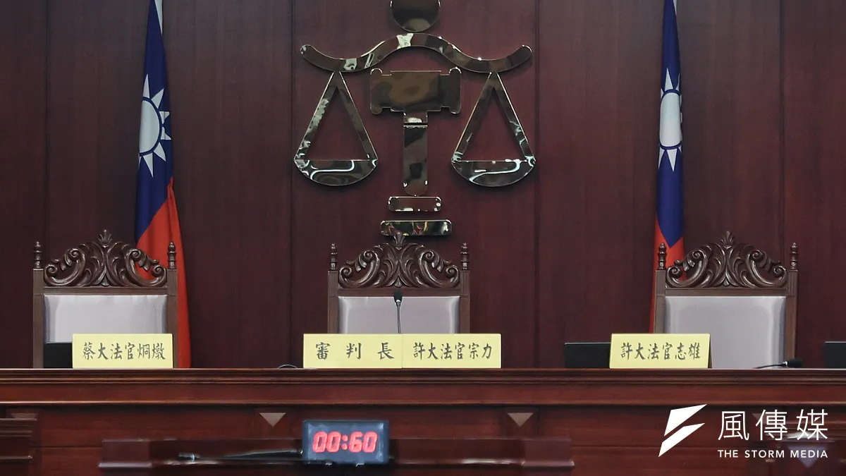 筆者提到,憲法是最大空隙、最多漏洞的綱要法,多由法律規範細節,也需要大法官依照憲法主權至上、民意優先、責任政治之憲政義理來銓釋。(資料照,柯承惠攝) 筆者提到,憲法是最大空隙、最多漏洞的綱要法,多由法律規範細節,也需要大法官依照憲法主權至上、民意優先、責任政治之憲政義理來銓釋。(資料照,柯承惠攝)