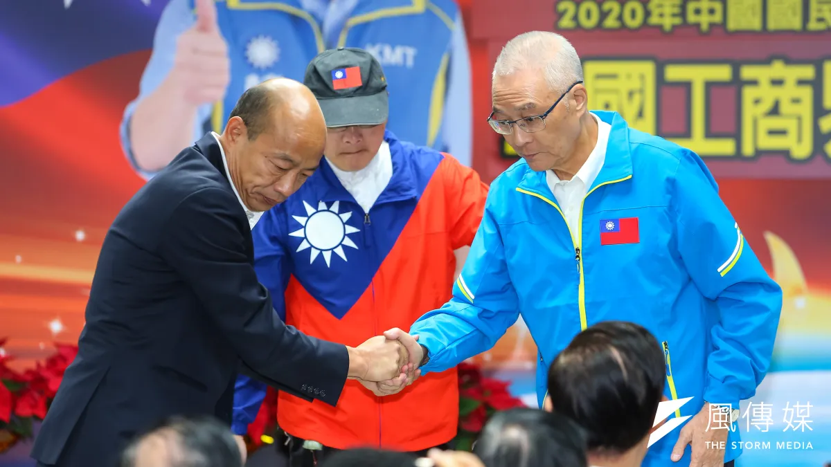 草協聯盟發起人李正皓在政論節目爆料,國民黨前主席吳敦義(右)刻意壓縮高雄市長韓國瑜(左)參選黨主席的考慮時間。(資料照,顏麟宇攝)