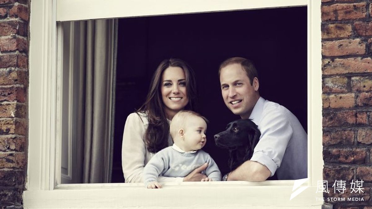 英國小王子喬治和爸媽、狗狗拍全家福。(取自網路) 英國小王子喬治和爸媽、狗狗拍全家福。(取自網路)