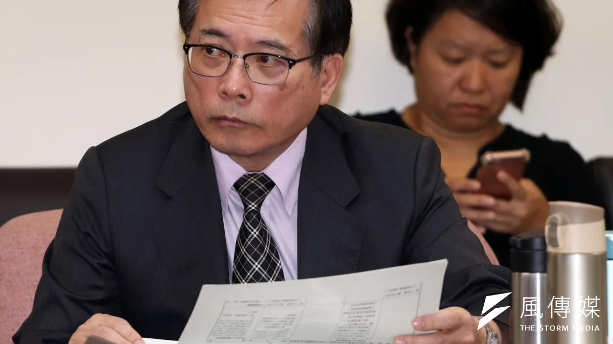 立法院衛環委員會17日逐條審查《勞基法》修正草案,郭芳煜遭蔣萬安、王育敏先後砲轟勞動部竟沒有自己的草案版本,質疑勞動部立場,對此郭卻回應,「最好的立場就是不預設立場」。(蘇仲泓攝)