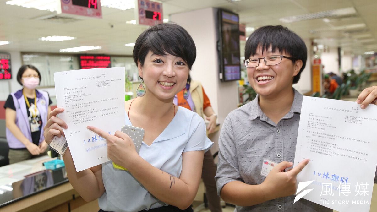 社民黨參選人呂欣潔(左)響應同性伴侶註記和伴侶陳凌展示公文。(林韶安攝) 社民黨參選人呂欣潔(左)響應同性伴侶註記和伴侶陳凌展示公文。(林韶安攝)