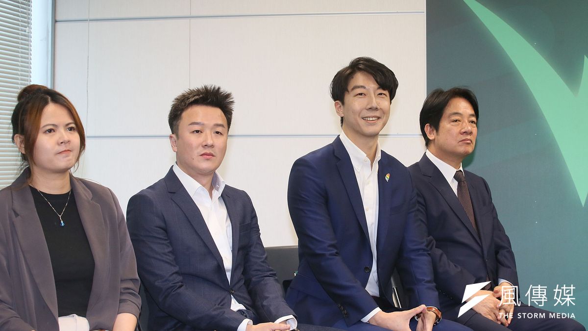 針對2024立委選戰,民進黨主席賴清德(右一)拋出「民主大聯盟」,未料提名卻接連卡關。日前才宣布和民進黨合作的永和立委參選人李正皓(左二),近日因涉及偷拍爭議宣布退選。 (資料照,柯承惠攝) 針對2024立委選戰,民進黨主席賴清德(右一)拋出「民主大聯盟」,未料提名卻接連卡關。日前才宣布和民進黨合作的永和立委參選人李正皓(左二),近日因涉及偷拍爭議宣布退選。 (資料照,柯承惠攝)