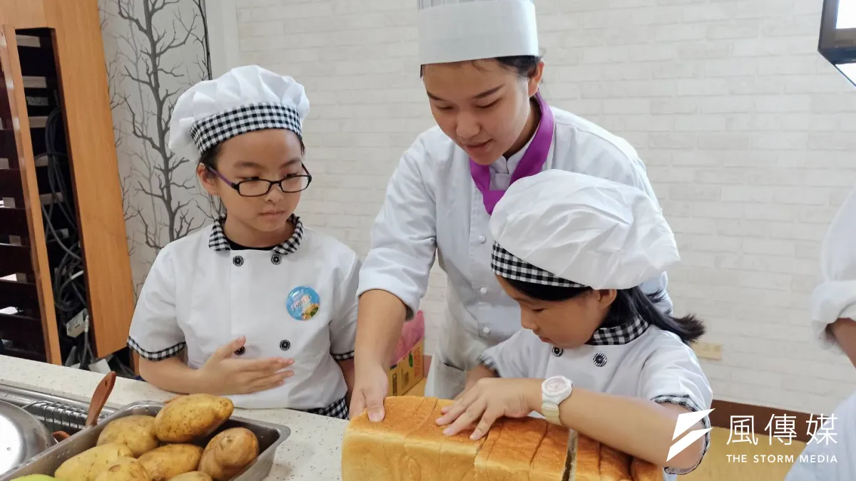 以用料理環遊世界為題,高市農業局舉辦小小廚師夏令營。(圖/徐炳文攝)