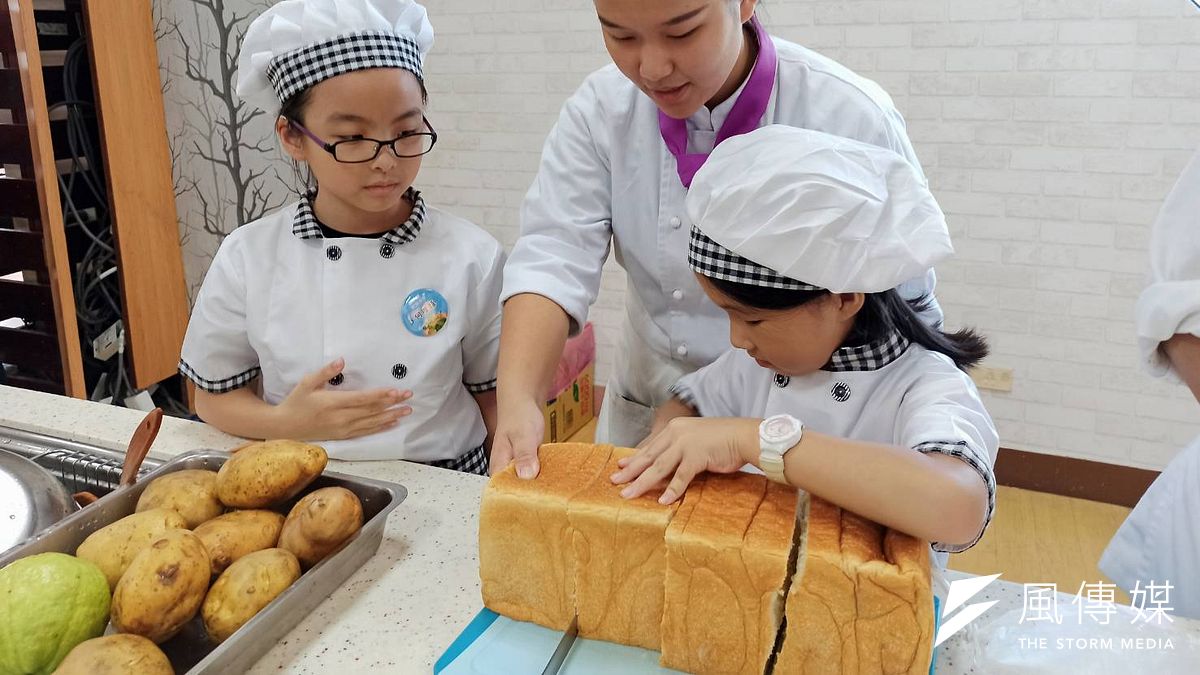 以用料理環遊世界為題,高市農業局舉辦小小廚師夏令營。(圖/徐炳文攝) 以用料理環遊世界為題,高市農業局舉辦小小廚師夏令營。(圖/徐炳文攝)
