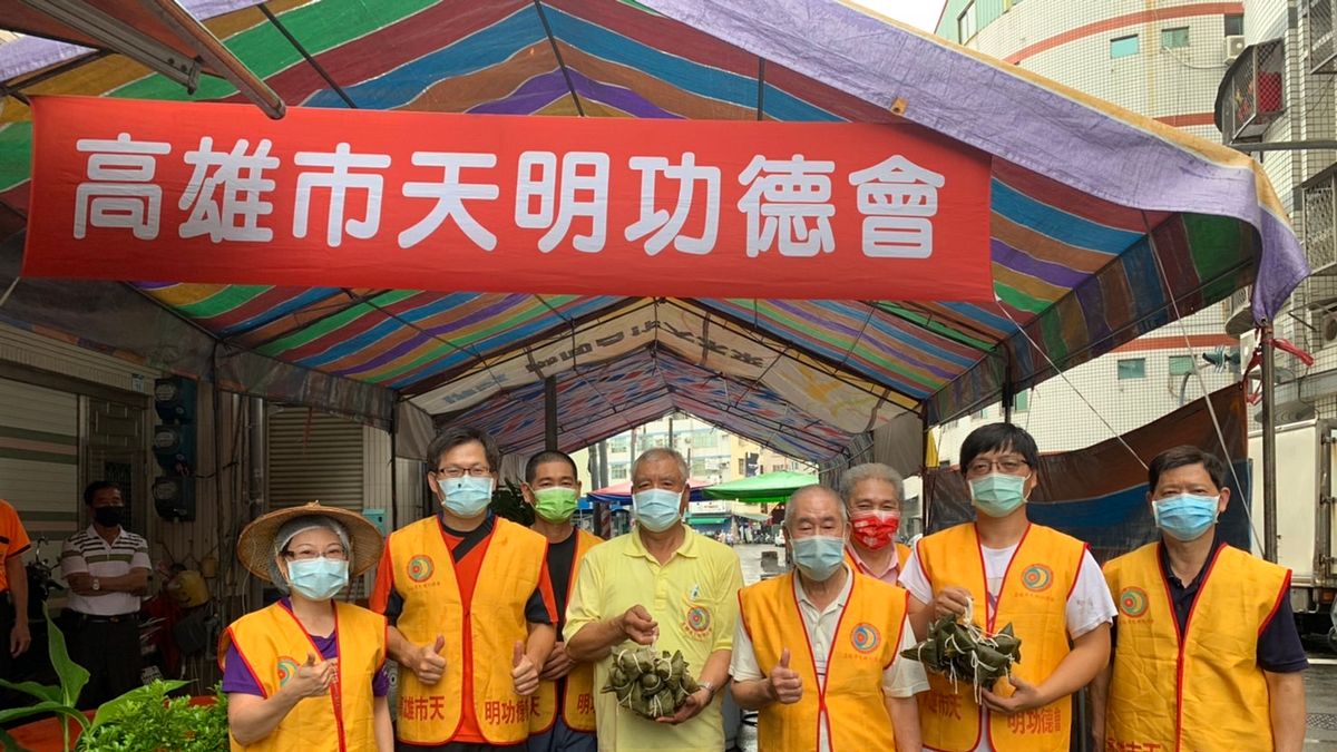 天明功德會動員志工準備美味的素粽要和獨居長輩分享。(圖/高雄市社會局提供) 天明功德會動員志工準備美味的素粽要和獨居長輩分享。(圖/高雄市社會局提供)