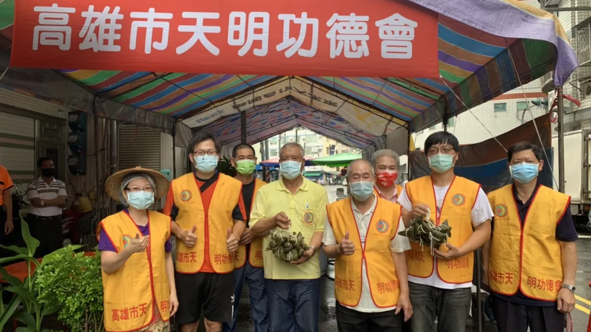 天明功德會動員志工準備美味的素粽要和獨居長輩分享。(圖/高雄市社會局提供)
