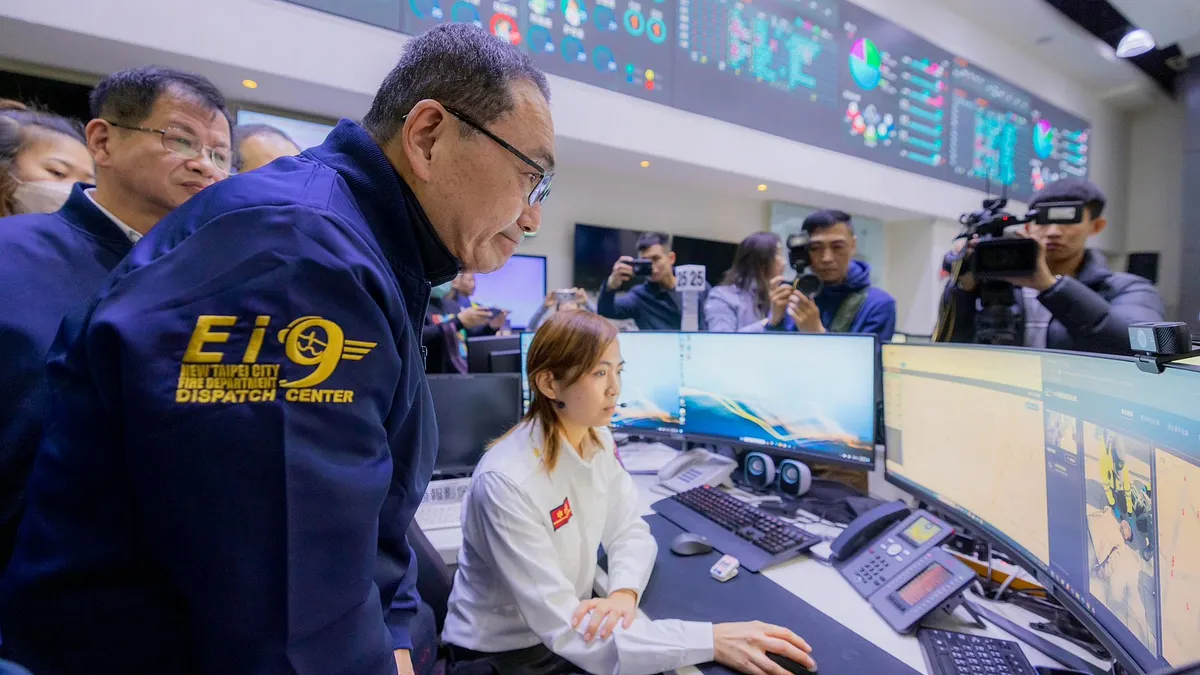 新北市長侯友宜走進消防局救災救護指揮中心,即時了解「安心簡訊 4.0 智能視訊報案系統」的實際運作,期盼以視訊報案與 AI 化指揮系統,讓每一通 119 求助電話,守護市民生命安全。 (圖/新北市政府消防局提供)