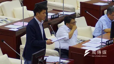 民進黨籍市議員王閩生(左)質詢台北市長柯文哲是否支持同志遊行,柯自認看看行程規畫,可以參加就參加。(王彥喬攝)