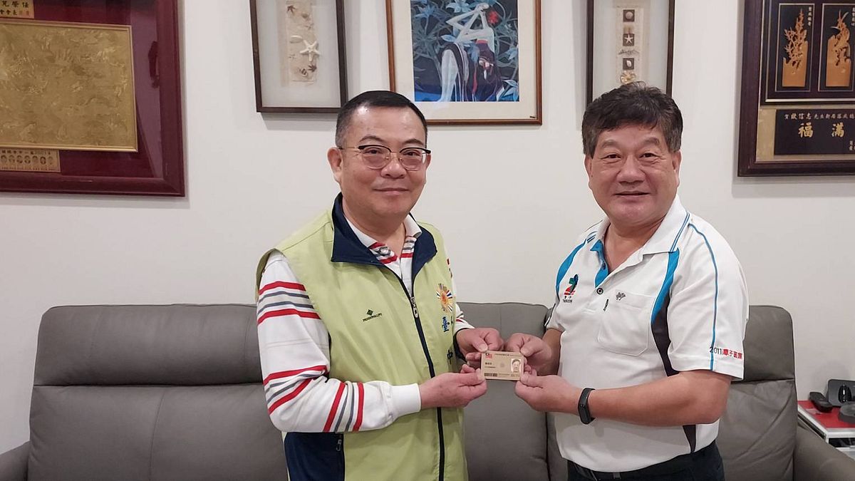 首批新式榮民證20日配達臺中市榮民服務處,程釋鋒副處長第一時間到府發送,讓收到「新式榮民證」的榮民倍感窩心。(圖/臺中市榮民服務處) 首批新式榮民證20日配達臺中市榮民服務處,程釋鋒副處長第一時間到府發送,讓收到「新式榮民證」的榮民倍感窩心。(圖/臺中市榮民服務處)