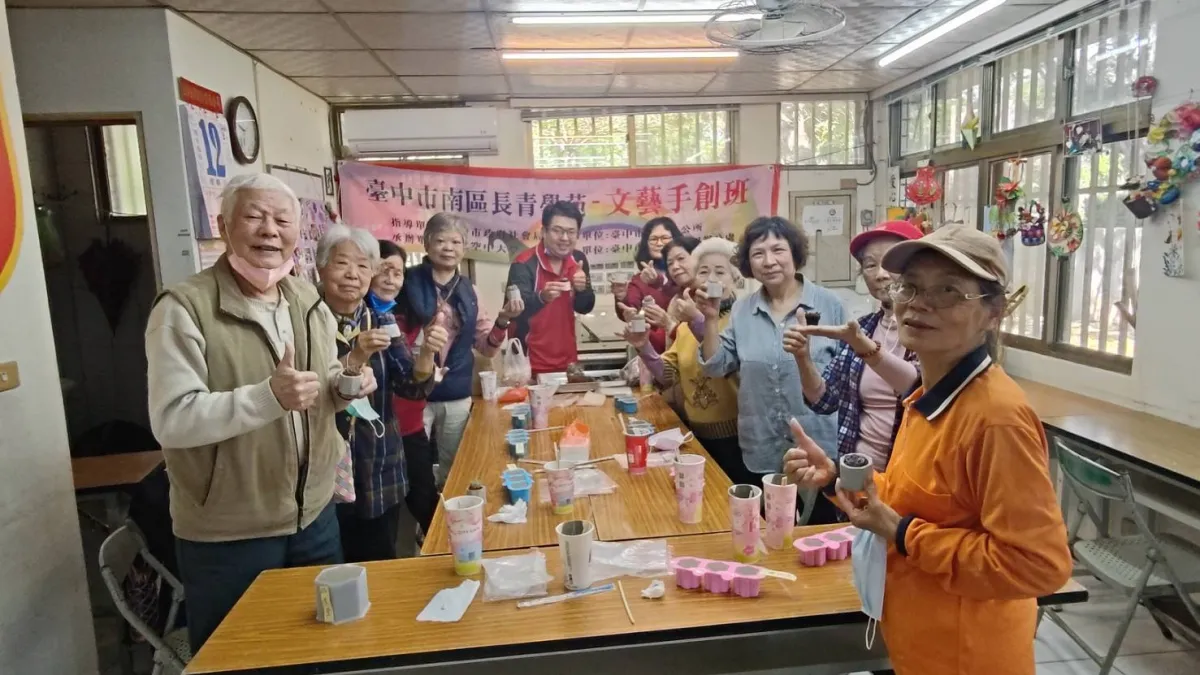 中市東南區清潔隊將蛋殼粉碎後與水泥混合製成花盆,種植植物,在生長過程中釋放養分-中市南區平和里長者體驗DIY。(圖/台中市政府)