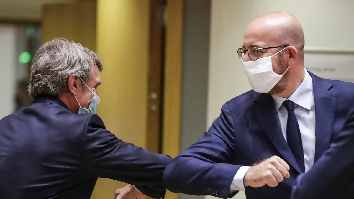 防疫期間,歐盟峰會主席米歇爾(右)與歐洲議會主席薩索利以手肘互碰致意。(AP)