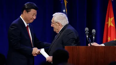 習近平(左)當權後基於「制度自信」對外輸出其體制,貶低人權與民主,主動出擊要改變國際秩序,已不符合季辛吉(右)對中國的理解。(美聯社)