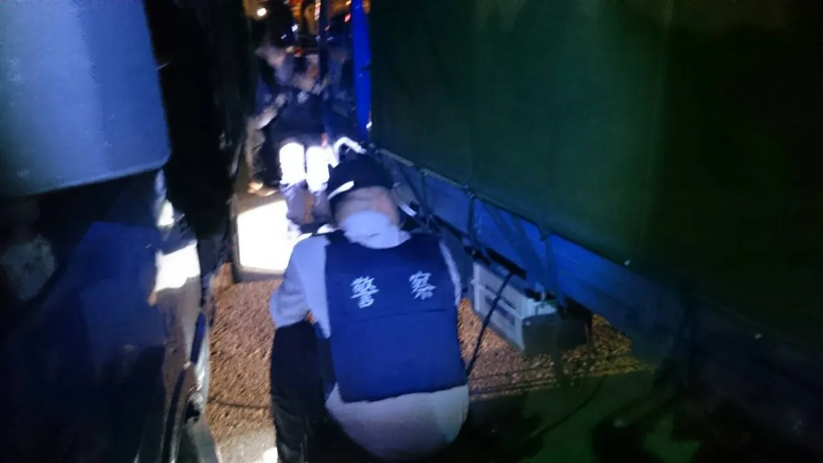 貨車參加遶境突無法發動 嘉市熱血警揮汗推車助解圍