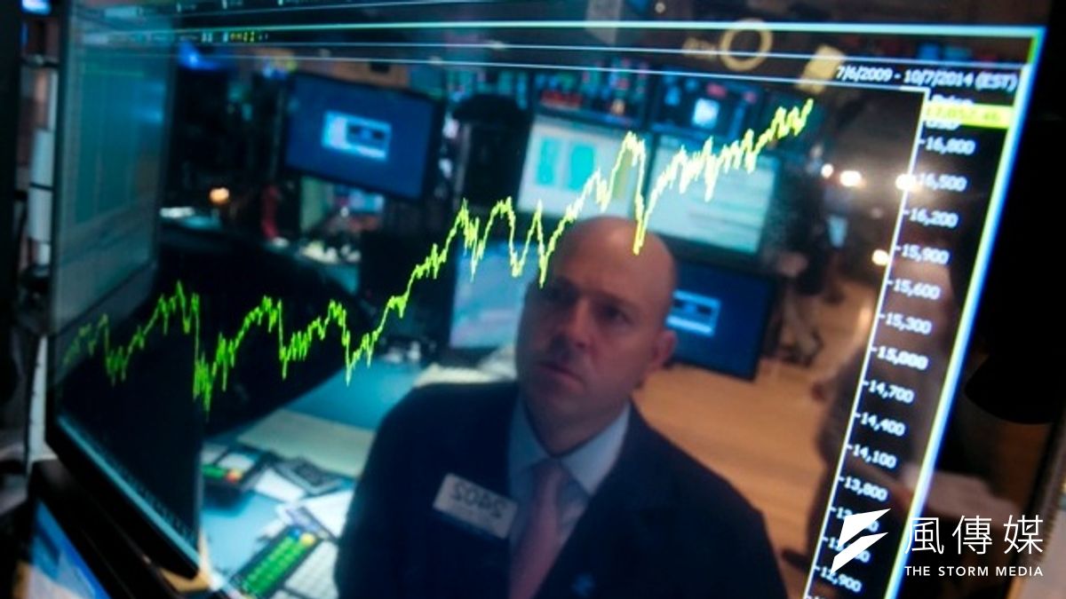 紐約證券交易所螢幕上顯示道瓊工業平均指數過去5年走勢(美聯社) 紐約證券交易所螢幕上顯示道瓊工業平均指數過去5年走勢(美聯社)