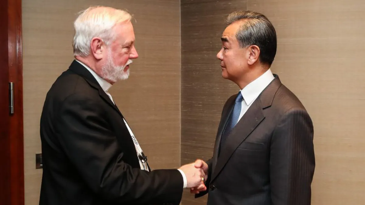中國國務委員兼外長王毅(右)在德國慕尼黑會見梵蒂岡外長蓋拉格(左)。(翻攝自China Xinhua News Twitter)