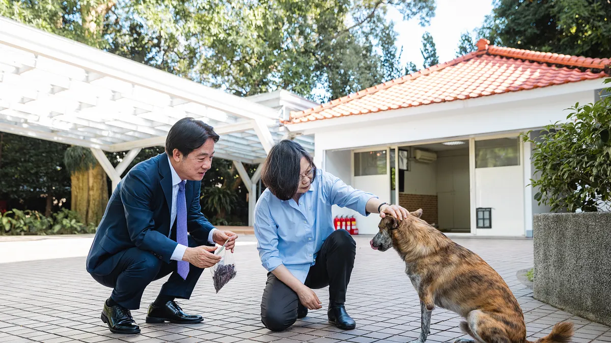 前總統蔡英文(中)特地準備自製牛肉乾、餵食器、玩具球等多項禮物送給賴清德(左)的兩隻愛犬斑斑(右)、Murphy。(總統府提供) 前總統蔡英文(中)特地準備自製牛肉乾、餵食器、玩具球等多項禮物送給賴清德(左)的兩隻愛犬斑斑(右)、Murphy。(總統府提供)